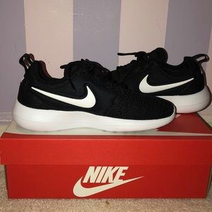 NEW Women’s Nike Roshe Two/Black-White